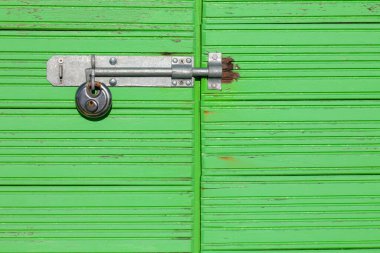 Eski paslı kilit, kapat.