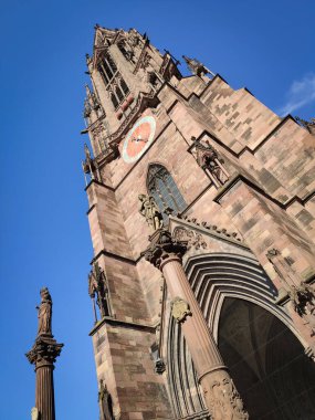 Freiburg 'daki katedral ve mavi gökyüzü, arka planda seyahat yeri