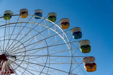 Ferris ve mavi gökyüzü doğa arka planında