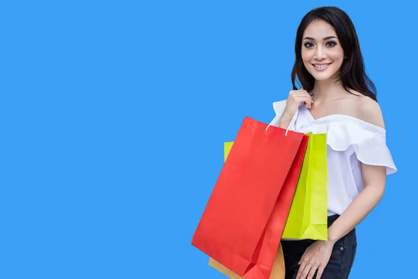 Beautiful Asian Young Woman Standing Holding Shopping Bags — Stockfoto