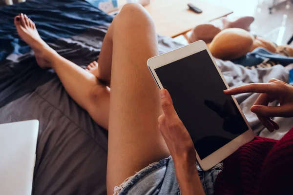 Primer Plano Mujer Joven Usando Tableta Mientras Está Sentada Cama —  Fotos de Stock