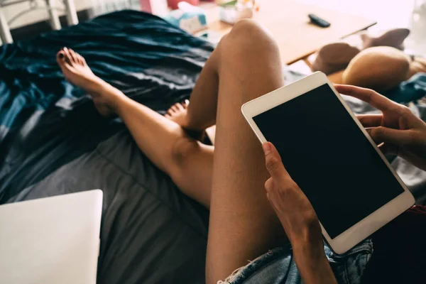 Primer Plano Mujer Joven Usando Tableta Mientras Está Sentada Cama —  Fotos de Stock