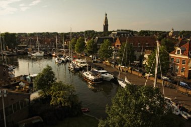 Hollanda 'daki Haarlem şehri, arka planda seyahat yeri