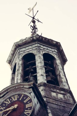 Enkhuizen Drommedaris Kilisesi, Hollanda, arka planda seyahat yeri