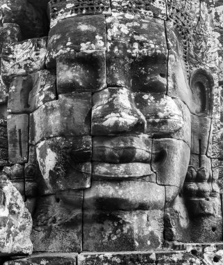 Taş gibi gülen yüz, yakından.