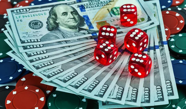 カジノはゲームテーブルの上でお金を掘る ドル札 — ストック写真