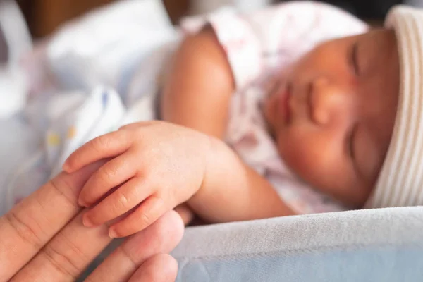 Bebé Recién Nacido Bebé Pequeña Mano Sosteniendo Mano Del Padre —  Fotos de Stock