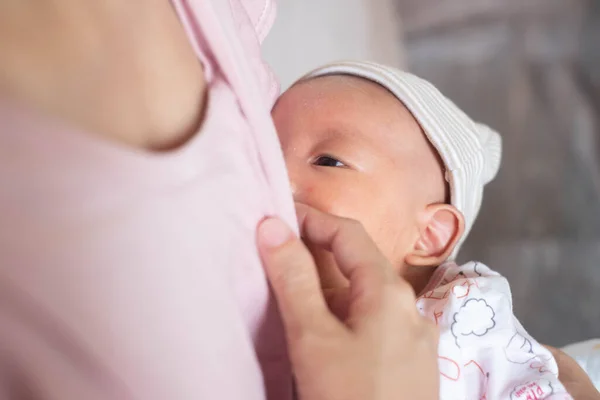 Baby Ernährt Sich Von Mutterbrustmilch — Stockfoto