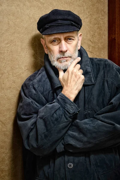 Porträt Eines Mannes Mit Bart Und Mütze — Stockfoto