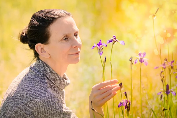 Vrouw Zoek Een Wild Iris Sibirica Bloem — Stockfoto