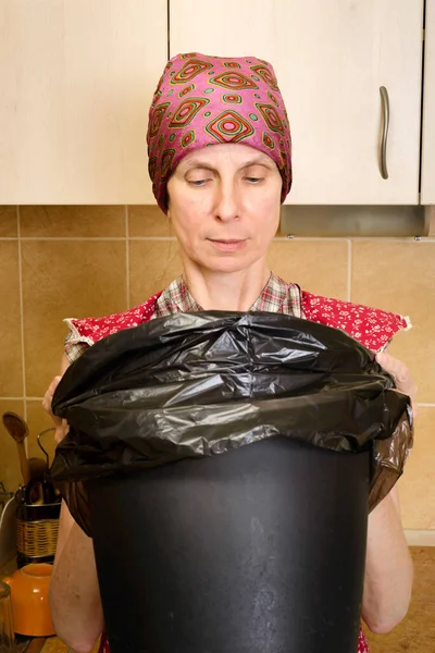 Woman Looking Trash Can — Zdjęcie stockowe