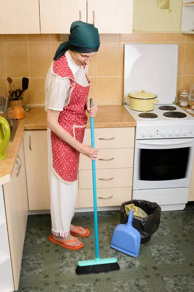 Mujer Madura Limpieza Con Escoba Cocina — Foto de Stock