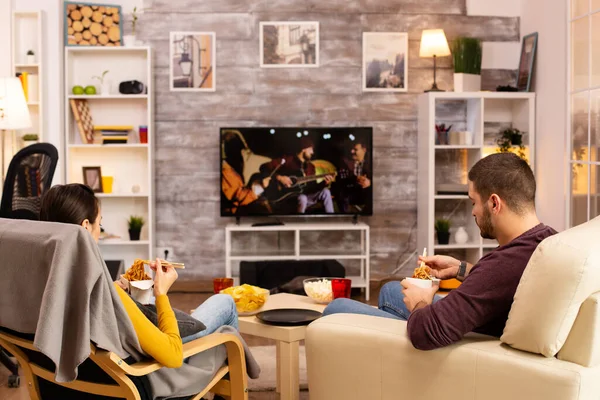 Back View Couple Living Room Watching Movie — Stock Photo, Image