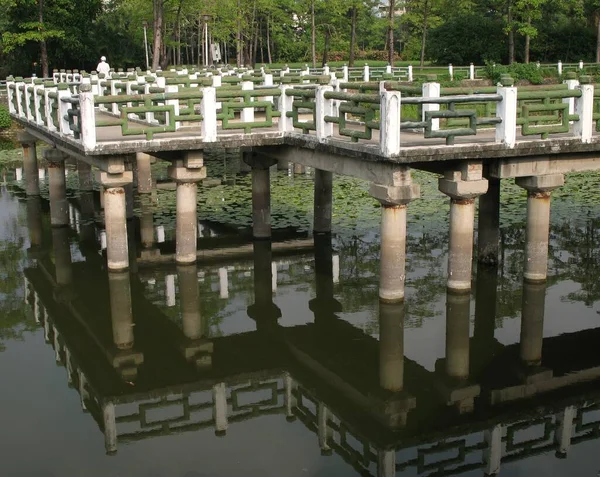 Chinese Zigzag Bridge Pond — Stock Photo, Image