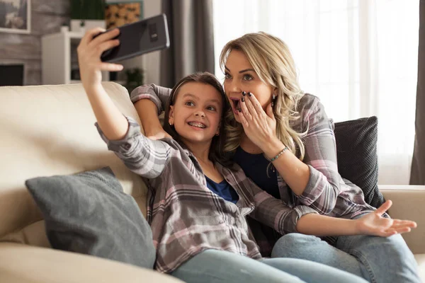 Criança Alegre Sua Mãe Estão Tirando Uma Selfie Sala Estar — Fotografia de Stock