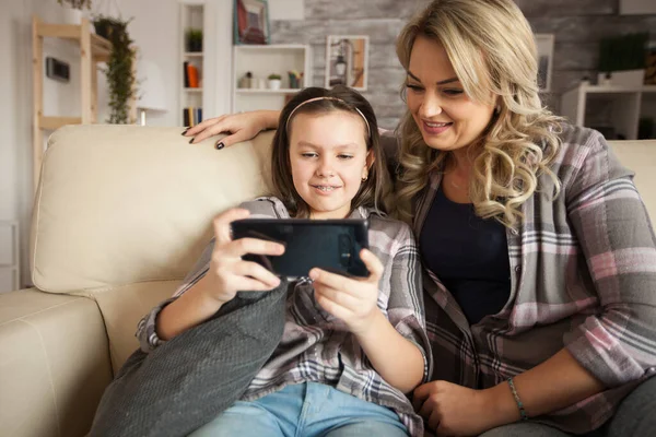Modern Mum Happy Little Girl Sitting Couch — Stock Photo, Image