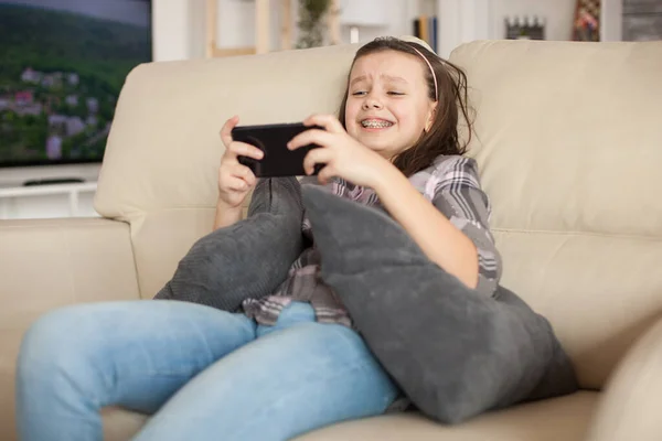 Petite Fille Joyeuse Jouant Des Jeux Vidéo Sur Smartphone — Photo