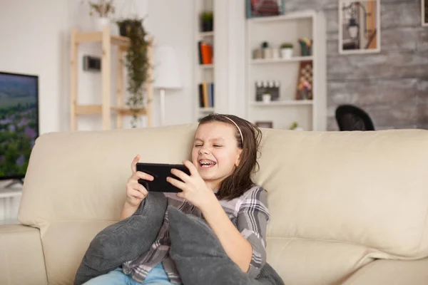 Boldog Kislány Játszik Játékok Okostelefon — Stock Fotó