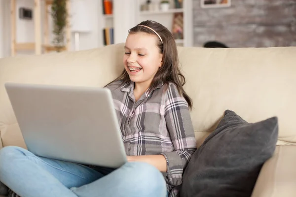 Dizüstü Bilgisayarını Kullanarak Gülümseyen Küçük Kız — Stok fotoğraf