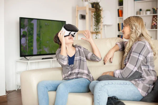 Vrolijk Kleuter Meisje Draagt Virtual Reality Headset — Stockfoto