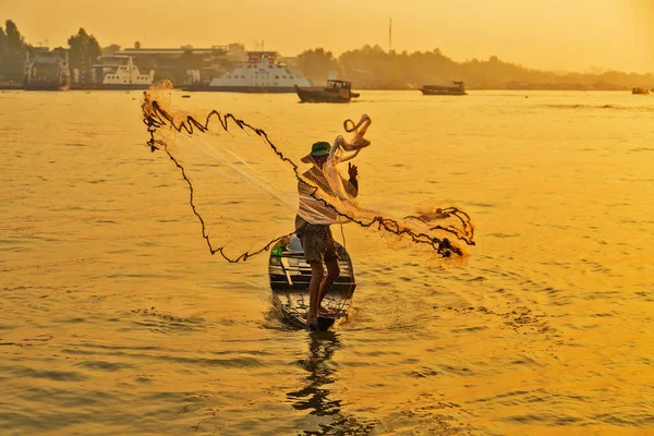 メコン川で漁船で漁をするアジアの漁師 — ストック写真