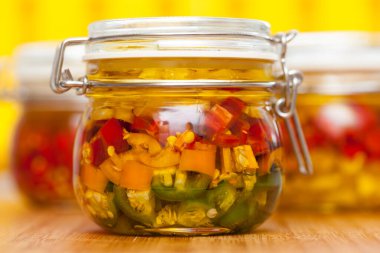 Biberli cam kavanozlar.