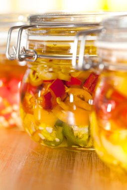 Biberli cam kavanozlar.