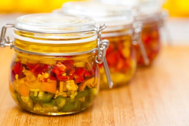 Biberli cam kavanozlar.