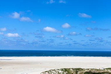 Doğanın arka planında mavi gökyüzü olan plaj