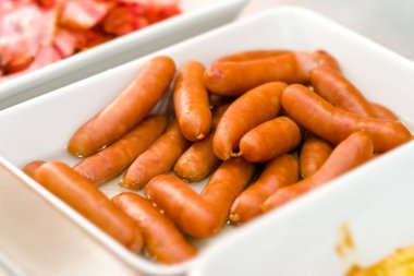 Kahvaltı için beyaz tabakta sosis.