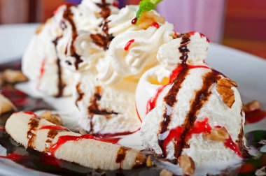 Muz. Tatlıyı bölüşelim. 