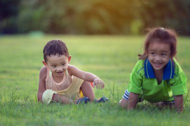 Parkta oynayan mutlu bir aile. Anne ve oğul birlikte oynuyorlar.