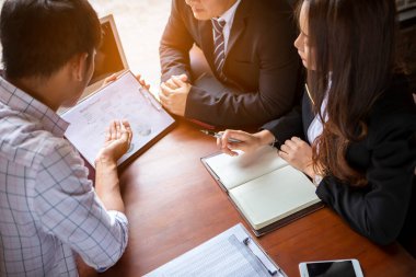 Bir grup genç iş adamı toplanıp bir plan sunacaklar.