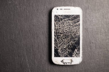 Bozuk telefon çok kötü izole edilmiş.