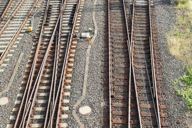 Bir tren istasyonunda birden fazla tren yolu var. 