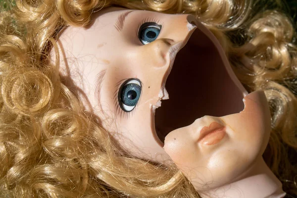 Разбитая Игрушка China Doll Dolly Head Closing — стоковое фото