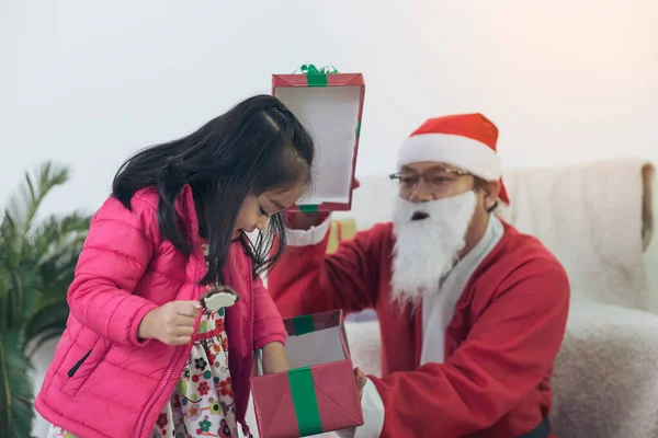 Noel Baba Noel Kızlara Erkeklere Hediyeler Verir — Stok fotoğraf