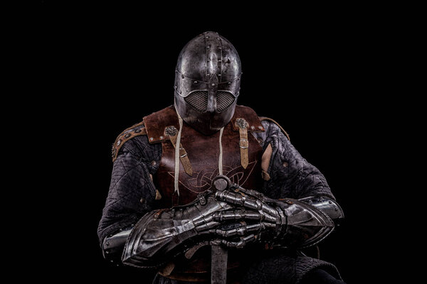 Рыцарь на черном фоне