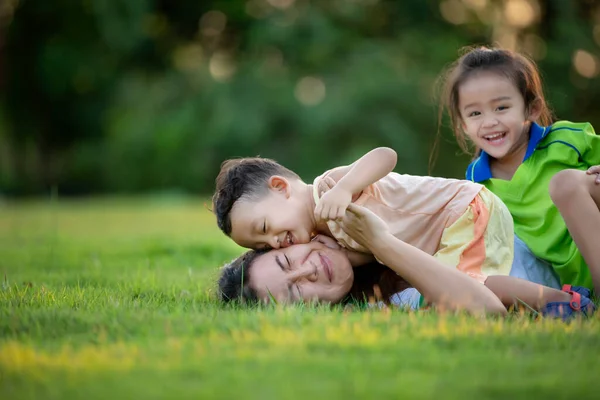快乐的家庭在公园里玩耍 妈妈和儿子一起玩 — 图库照片
