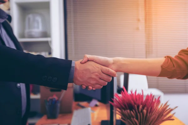 Businesspeople Partners Shaking Hands Table Mainta — Stockfoto