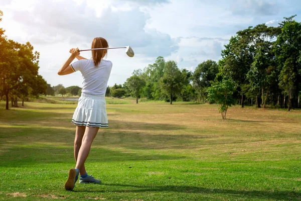 Hermosa Chica Jugando Golf Hermoso Campo Golf Verde Soleado —  Fotos de Stock