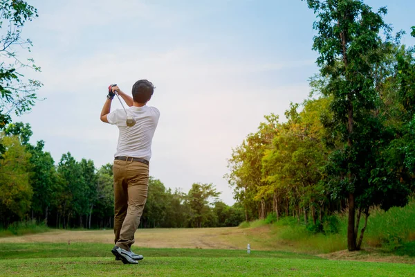 Hombre Jugando Golf Hermoso Campo Golf Verde Soleado —  Fotos de Stock