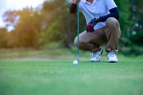 緑の草にゴルフボールを置くためのゴルフプレーヤーのチェックライン — ストック写真
