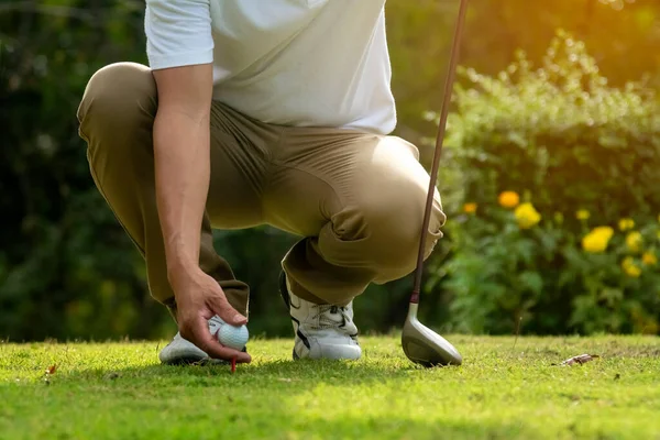 Gracz Golfa Sprawdzić Linię Umieszczenia Piłki Golfowej Zielonej Trawie — Zdjęcie stockowe