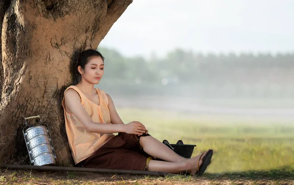 Красивая Тайская Женщина Села Отдохнуть Деревом — стоковое фото