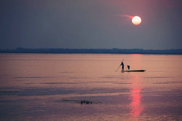 Balıkçılar Balık Yakalamak Için Tuzaklar Kullanarak Geçinirler — Stok fotoğraf