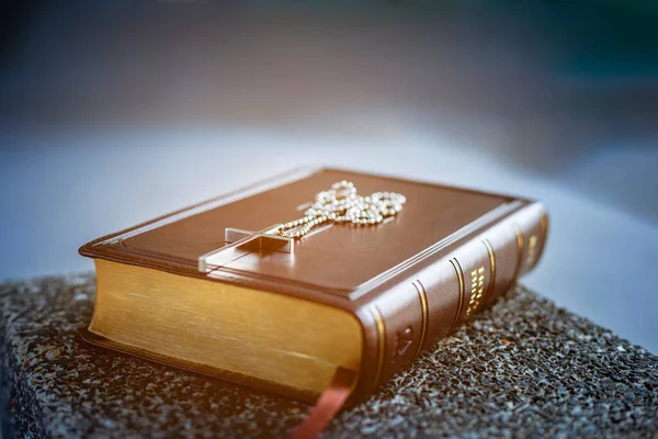 Kutsal Ncil Kitap Çapraz — Stok fotoğraf