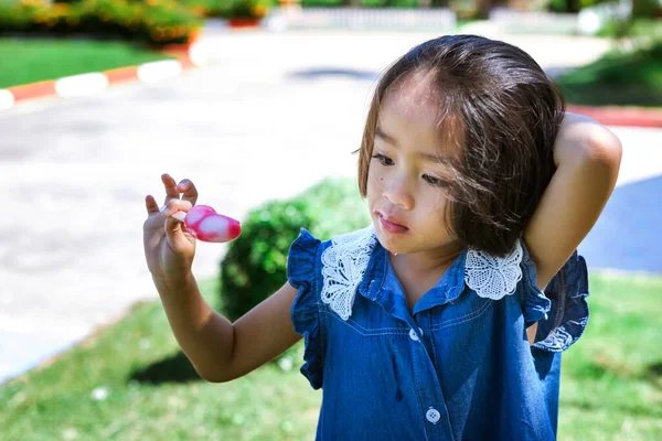 Милая Маленькая Девочка Ест Мороженое Фоне Заката — стоковое фото