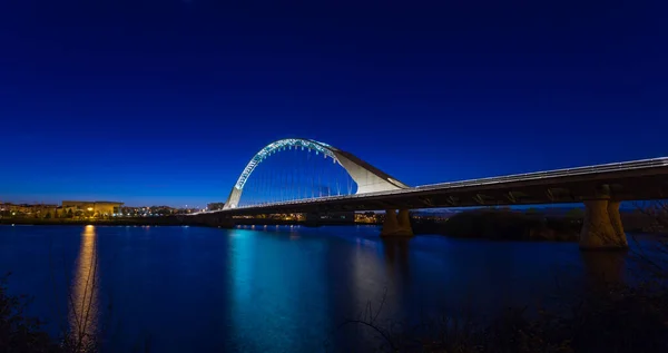 埃斯特雷马杜拉梅里达著名的卢西塔尼亚桥的夜景 西班牙 — 图库照片