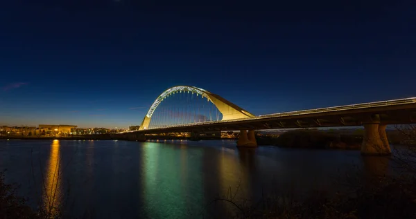 梅里达著名的卢西塔尼亚大桥的夜景 埃斯特雷马杜拉西班牙 — 图库照片